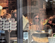 PEOPLE: Geri Halliwell macht Shopping mit ihrer Tochter