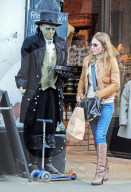 PEOPLE: Geri Halliwell macht Shopping mit ihrer Tochter