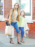 PEOPLE: Geri Halliwell macht Shopping mit ihrer Tochter