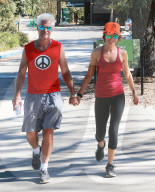 PEOPLE: Lisa Rinna und Harry Hamlin gehen händchenhaltend wandern