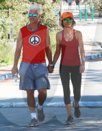 PEOPLE: Lisa Rinna und Harry Hamlin gehen händchenhaltend wandern