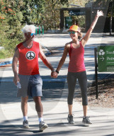 PEOPLE: Lisa Rinna und Harry Hamlin gehen händchenhaltend wandern