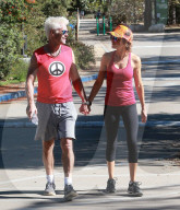 PEOPLE: Lisa Rinna und Harry Hamlin gehen händchenhaltend wandern