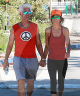 PEOPLE: Lisa Rinna und Harry Hamlin gehen händchenhaltend wandern