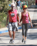 PEOPLE: Lisa Rinna und Harry Hamlin gehen händchenhaltend wandern