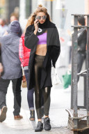 PEOPLE: Waschbrettbauch: Gigi Hadid zeigt ihre "Mukis" in New York
