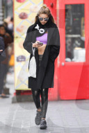 PEOPLE: Waschbrettbauch: Gigi Hadid zeigt ihre "Mukis" in New York
