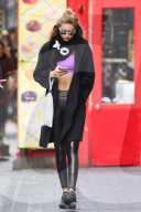 PEOPLE: Waschbrettbauch: Gigi Hadid zeigt ihre "Mukis" in New York