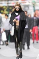PEOPLE: Waschbrettbauch: Gigi Hadid zeigt ihre "Mukis" in New York