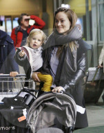 PEOPLE: Olivia Wilde und Sohn Otis kamen am Flughafen von Vancouver an