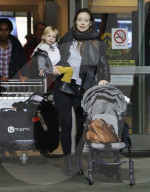 PEOPLE: Olivia Wilde und Sohn Otis kamen am Flughafen von Vancouver an
