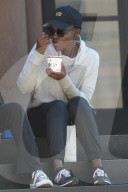 EXKLUSIV: Lupita Nyong'o isst eine SUppe vor dem Theater in New York