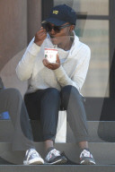 EXKLUSIV: Lupita Nyong'o isst eine SUppe vor dem Theater in New York