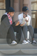 EXKLUSIV: Lupita Nyong'o isst eine SUppe vor dem Theater in New York