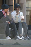 EXKLUSIV: Lupita Nyong'o isst eine SUppe vor dem Theater in New York