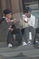 EXKLUSIV: Lupita Nyong'o isst eine SUppe vor dem Theater in New York