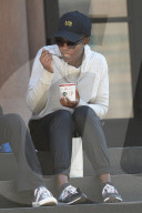 EXKLUSIV: Lupita Nyong'o isst eine SUppe vor dem Theater in New York
