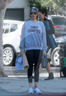 PEOPLE: Lisa Rinna im Cindy Crawford-Shirt in Studio City unterwegs
