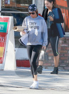 PEOPLE: Lisa Rinna im Cindy Crawford-Shirt in Studio City unterwegs