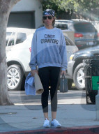 PEOPLE: Lisa Rinna im Cindy Crawford-Shirt in Studio City unterwegs