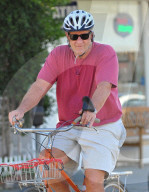 PEOPLE: Ed O'Neill fährt mit Velo durch Santa Monica