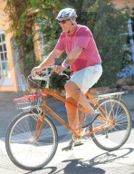 PEOPLE: Ed O'Neill fährt mit Velo durch Santa Monica