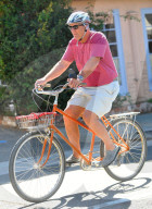 PEOPLE: Ed O'Neill fährt mit Velo durch Santa Monica
