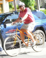 PEOPLE: Ed O'Neill fährt mit Velo durch Santa Monica