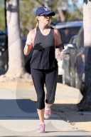 PEOPLE: Reese Witherspoon joggt durch die Nachbarschaft