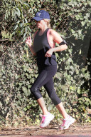 PEOPLE: Reese Witherspoon joggt durch die Nachbarschaft