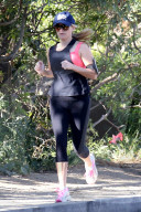PEOPLE: Reese Witherspoon joggt durch die Nachbarschaft