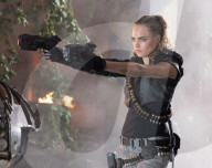 PEOPLE: Achtung - Cara Delevingne das Rambo-Girl