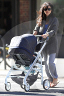 PEOPLE: Hilaria Baldwin schiebt Sohn Rafael durch New York
