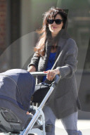 PEOPLE: Hilaria Baldwin schiebt Sohn Rafael durch New York