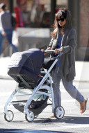 PEOPLE: Hilaria Baldwin schiebt Sohn Rafael durch New York
