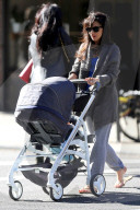 PEOPLE: Hilaria Baldwin schiebt Sohn Rafael durch New York