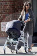 PEOPLE: Hilaria Baldwin schiebt Sohn Rafael durch New York