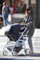 PEOPLE: Hilaria Baldwin schiebt Sohn Rafael durch New York