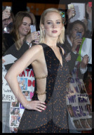 PEOPLE - Jennifer Lawrence gewährt Seiteneinblicke an der "hunger Games" Premiere