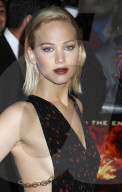 PEOPLE - Jennifer Lawrence gewährt Seiteneinblicke an der "hunger Games" Premiere
