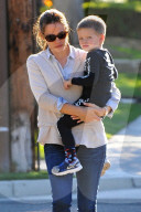 PEOPLE - Jennifer Garner mit den Kids in Brentwood unterwegs
