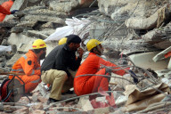 NEWS - Die Suche nach Vermissten geht weiter nach Fabrikeinsturz in Lahore