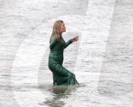 EXKLUSIV - Kate Moss geht für Jean Paul Gaultier baden