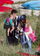 EXKLUSIV - Happy Family - Blake und Ryan zeigen Klein James den Strand
