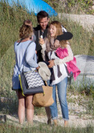EXKLUSIV - Happy Family - Blake und Ryan zeigen Klein James den Strand