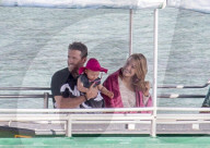 EXKLUSIV - Happy Family - Blake und Ryan zeigen Klein James den Strand