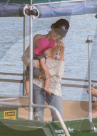 EXKLUSIV - Happy Family - Blake und Ryan zeigen Klein James den Strand