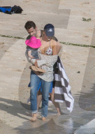 EXKLUSIV - Happy Family - Blake und Ryan zeigen Klein James den Strand