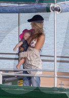 EXKLUSIV - Happy Family - Blake und Ryan zeigen Klein James den Strand