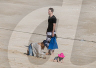 EXKLUSIV - Happy Family - Blake und Ryan zeigen Klein James den Strand